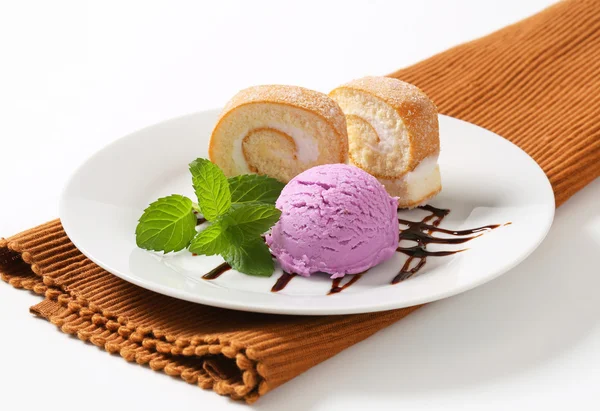 Swiss roll with ice cream — Stock Photo, Image