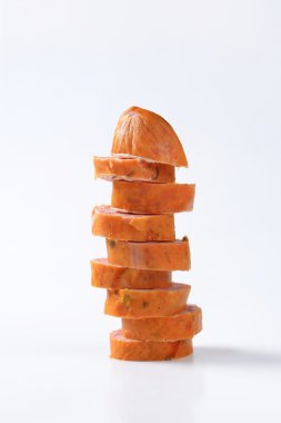 Füme domuz sosisi dilimlenmiş