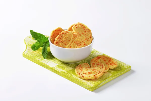 Kalp şeklinde peynirli bisküvi — Stok fotoğraf