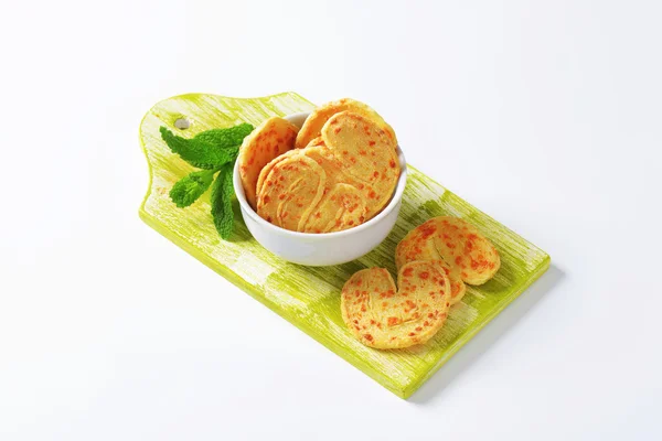 Biscoitos de queijo em forma de coração — Fotografia de Stock