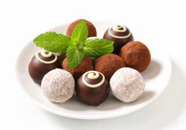 çeşitli çikolata truffles