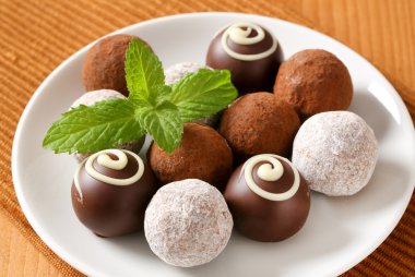 çeşitli çikolata truffles