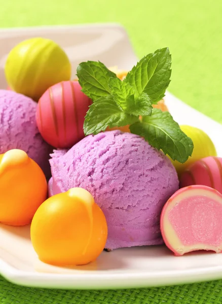 Fruit-flavored ice cream and pralines — Stock Photo, Image