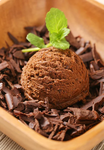 アイスクリームとチョコレートの削りくずのスクープ — ストック写真