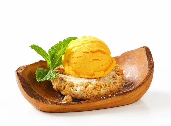 Mini biscotto Sbrisolona con misurino di gelato giallo — Foto Stock