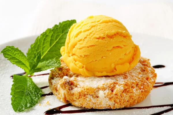 Cornmeal and almond cookie with ice cream — Stock Photo, Image