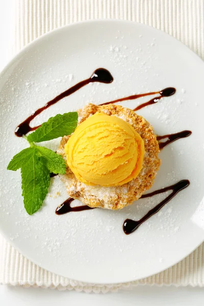 Cornmeal and almond cookie with ice cream — Stock Photo, Image
