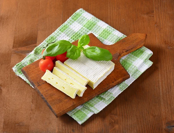 Fromage à pâte molle avec fine croûte blanche — Photo