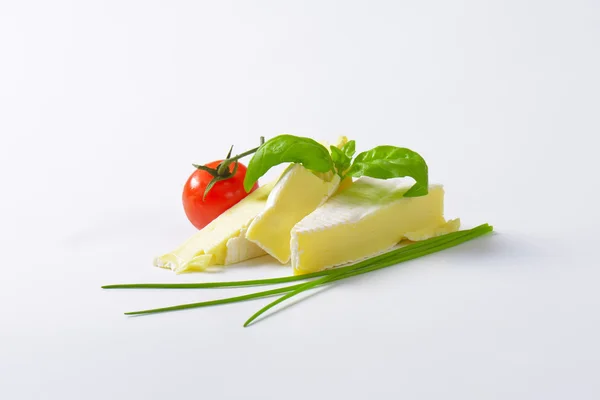 Мягкий сыр с тонкой белой кожурой — стоковое фото