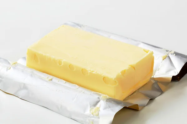 Blok van verse boter — Stockfoto