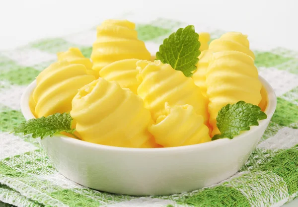 Schüssel mit Butter-Locken — Stockfoto