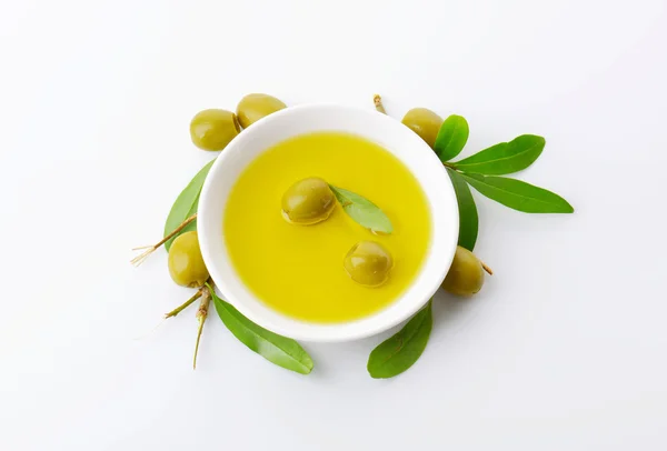 Azeitonas verdes picadas e azeite — Fotografia de Stock