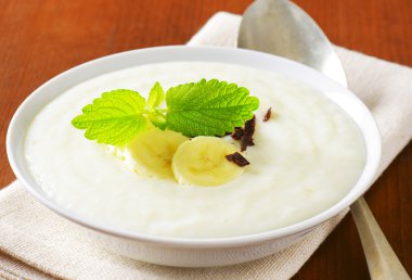 İrmik puding muz ile
