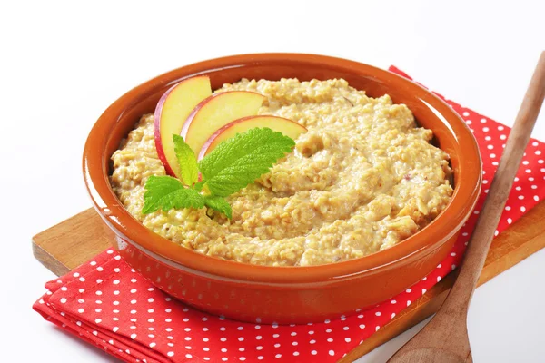 Gachas de avena con manzana en rodajas — Foto de Stock