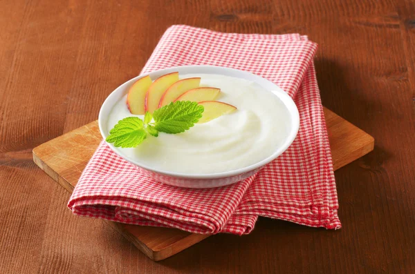 Grießpudding mit frischem Apfel — Stockfoto