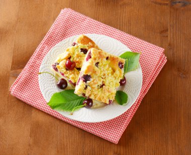 Vişne kırıntı çubuğu