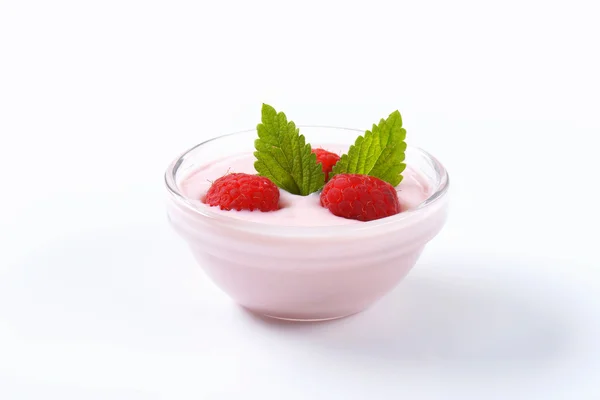 Skål med hallon yoghurt — Stockfoto