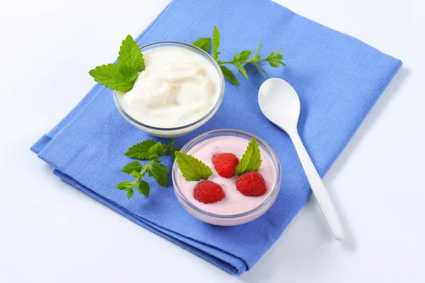 Hallon och vit lättyoughurt — Stockfoto