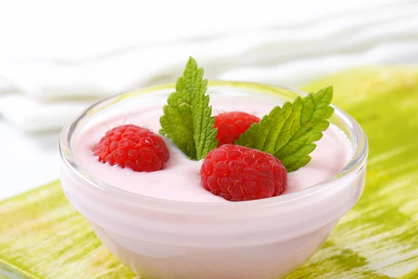 Bowl of raspberry yogurt — Stock Photo, Image