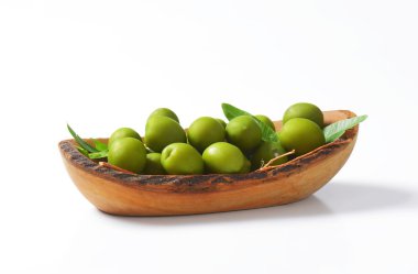 Ahşap kase taze yeşil zeytin