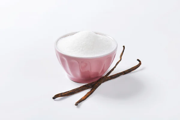 Чашка сахара и ванильных бобов — стоковое фото