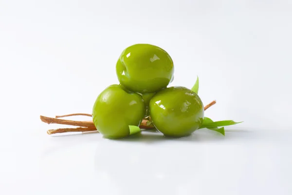 Verse groene olijven — Stockfoto