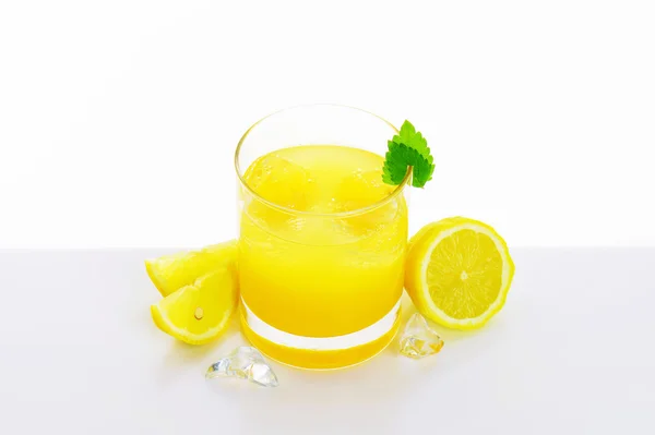 Glas van citroen sap drinken — Stockfoto