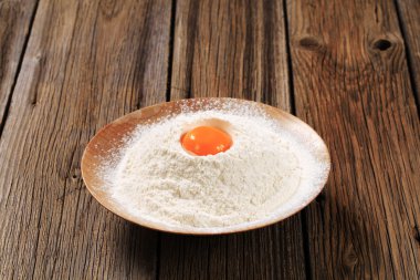 yumurta sarısı ve un