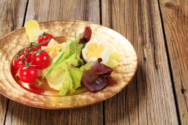 haşlanmış yumurta ve taze sebze