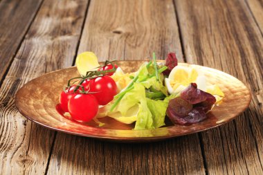 haşlanmış yumurta ve taze sebze