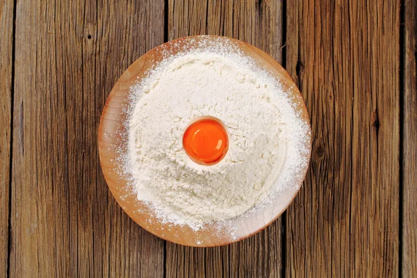 Egg yolk and flour — Stock Photo, Image