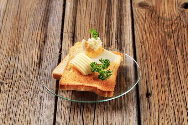 Toast, boter en gekookt ei — Stockfoto