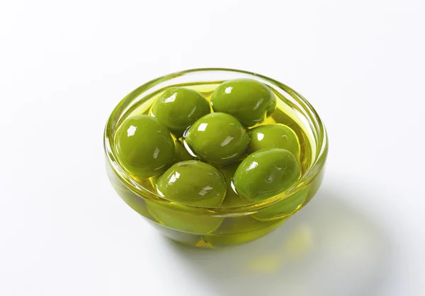 Gröna oliver i olja — Stockfoto