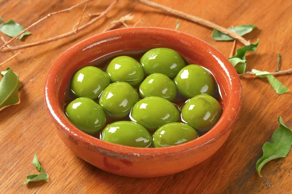 Aceitunas verdes en aceite — Foto de Stock