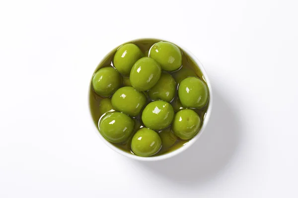 Zielone oliwki w oleju — Zdjęcie stockowe