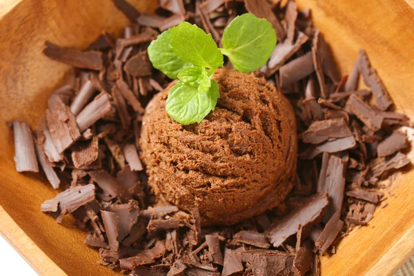 Cucharada de helado y virutas de chocolate —  Fotos de Stock