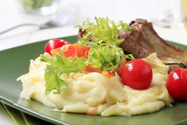 Schweinerippchen mit Kartoffelpüree — Stockfoto