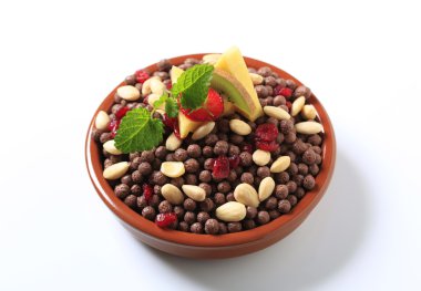 çikolata puffs badem ve kurutulmuş cranberries