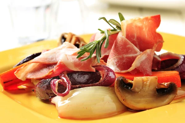 Pan seared vegetables and  of ham — Stock Photo, Image