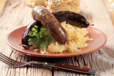 Lahana ve patates ile kızarmış sosis