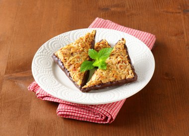 Çikolataya üçgen somun barlar