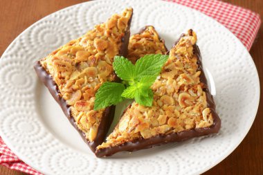 Çikolataya üçgen somun barlar