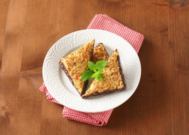 Çikolataya üçgen somun barlar