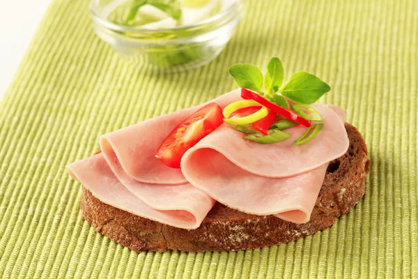 Broodje open geconfronteerd ham — Stockfoto