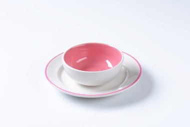 Pembe ve beyaz yemek takımı