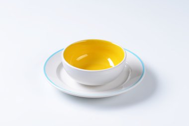 Boş yuvarlak derin kase ve yemek tabağı