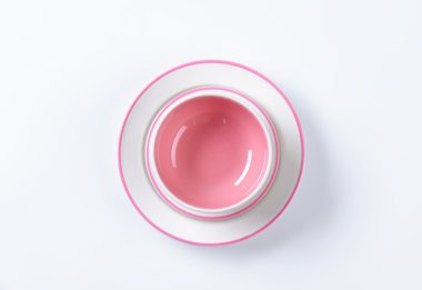 Pembe ve beyaz yemek takımı