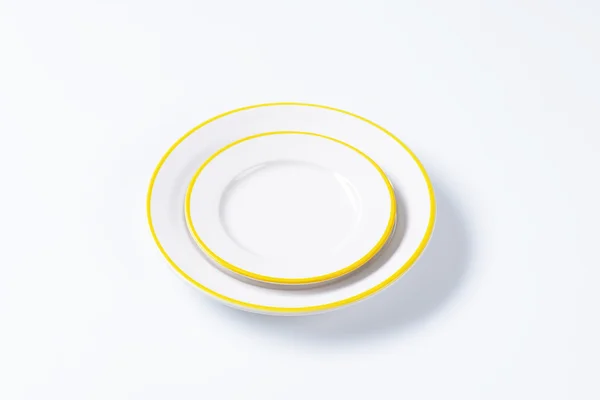 Pratos amarelos e brancos — Fotografia de Stock