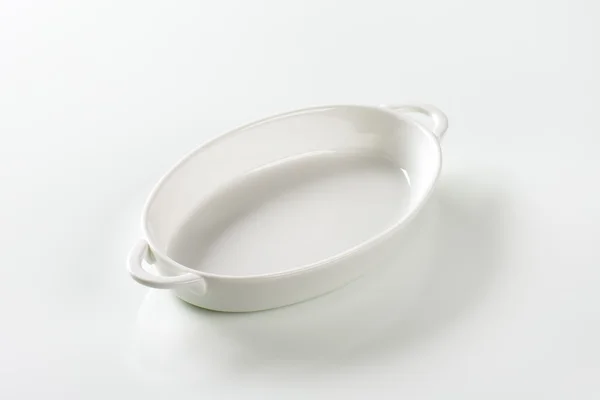 Овальное белое керамическое блюдо — стоковое фото