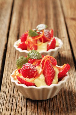taze meyveli kremalı puding